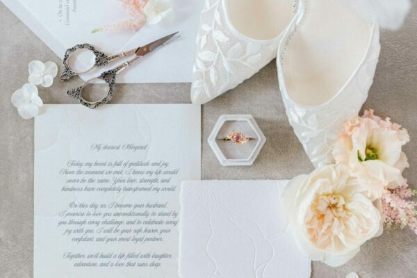 Flatlay fine art de mariage avec chaussures Bella Belle et fleurs pastel - Raja Agency