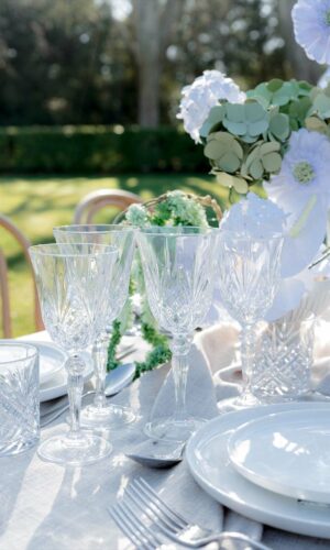 Vaisselle dressée sur une table de mariage haut de gamme - Raja Agency