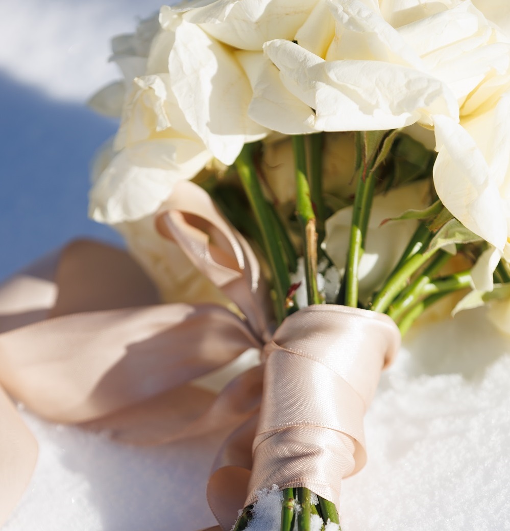 Bouquet de mariée en roses blanches - Raja Agency