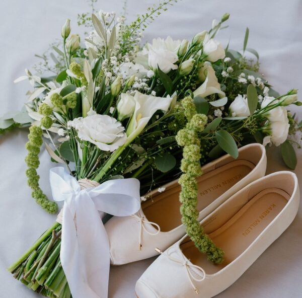 Bouquet de mariée moderne vert et blanc - Raja Agency