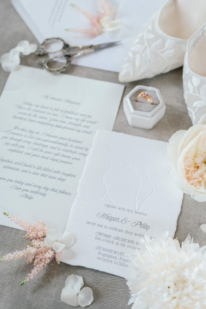 Flatlay avec papeterie élégante blanche et bague de fiançailles en or rose Flatlay avec papeterie élégante blanche - Raja Agency