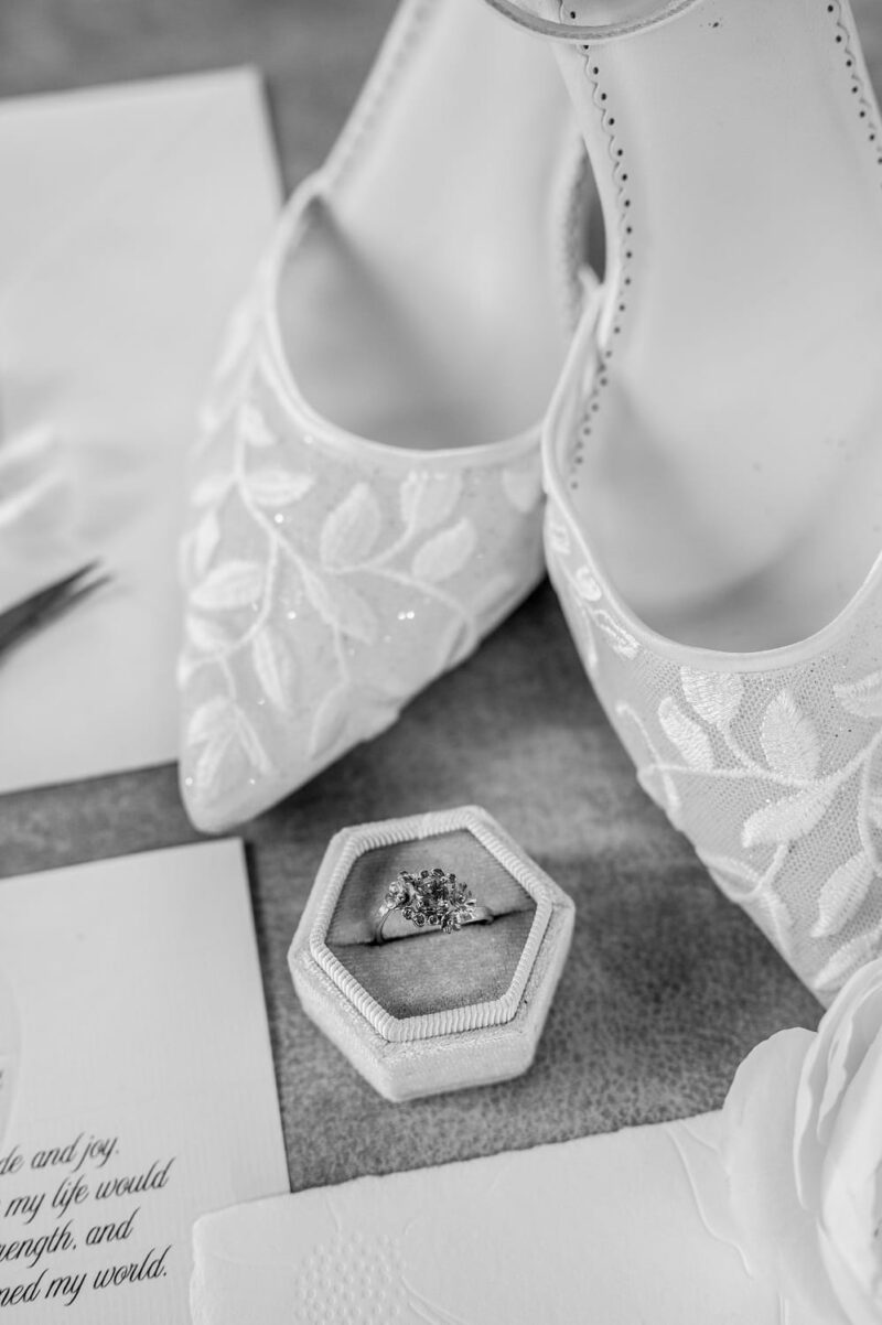 Flatlay avec bague de fiançailles en noir et blanc Flatlay avec bague de fiançailles en noir et blanc - Raja Agency