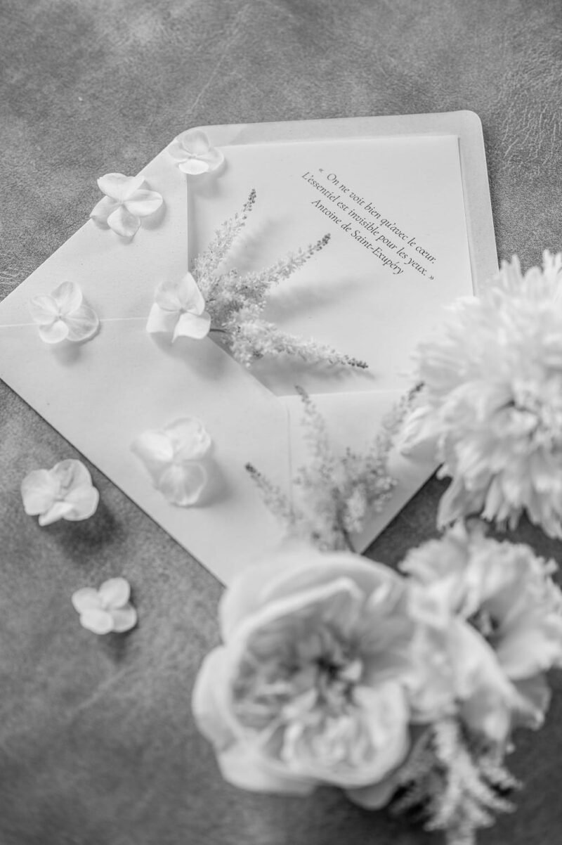 Enveloppe avec fleurs fraîches noir et blanc Enveloppe avec fleurs fraîches - Raja Agency