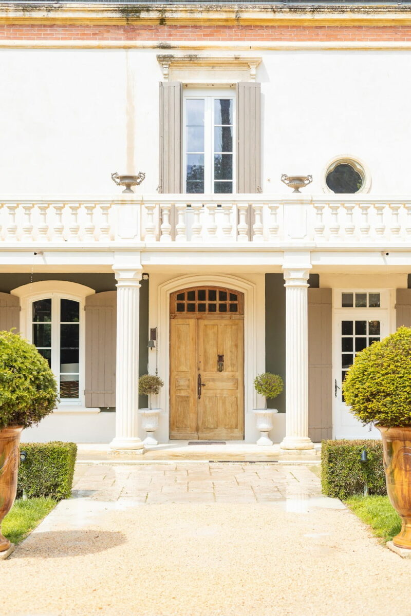 Entrée et balcon du Mas d'Arvieux, lieu de mariage Entrée du Mas d'Arvieux, lieu de mariage - Raja Agency