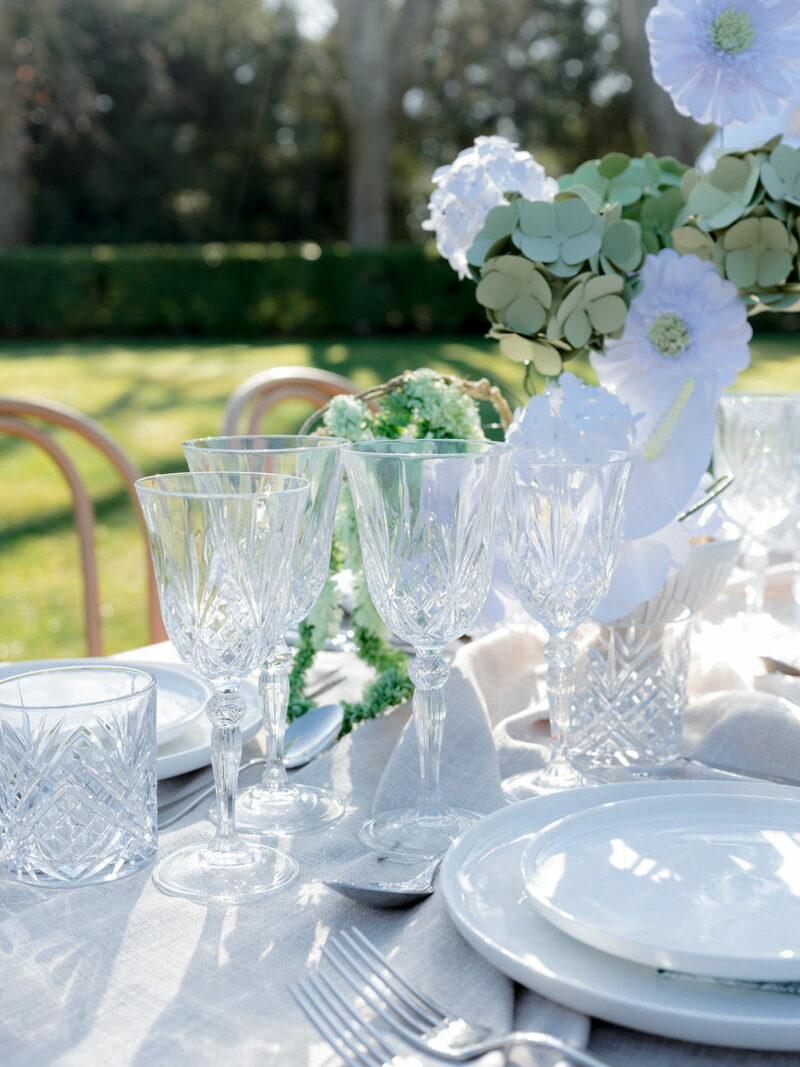 Verrerie et platerie sur table de mariage nappée de lin Verrerie et platerie sur table de mariage - Raja Agency