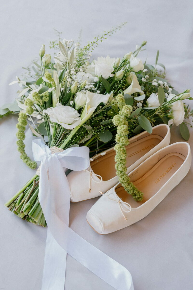Chaussures de danseuse avec un bouquet de mariée moderne vert et blanc et son noeud satiné Chaussures de danseuse avec un bouquet de mariée moderne - Raja Agency