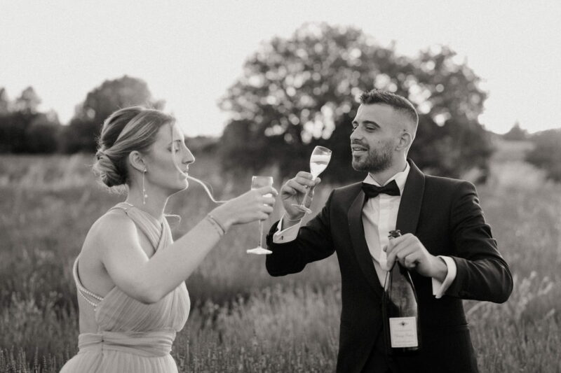 Mariés qui trinquent avec du champagne dans la nature Mariés qui trinquent avec du champagne - Raja Agency