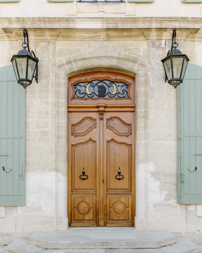 Entrée d'un lieu de mariage en Provence, porte en bois et volets verts Entrée d'un lieu de mariage en Provence - Raja Agency