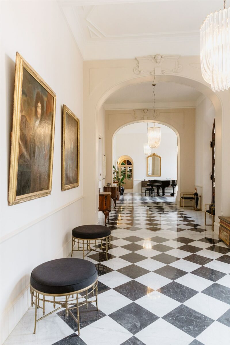 Hall du Château Martinay, sol marbre en damier noir et blanc Hall du Château Martinay - Raja Agency