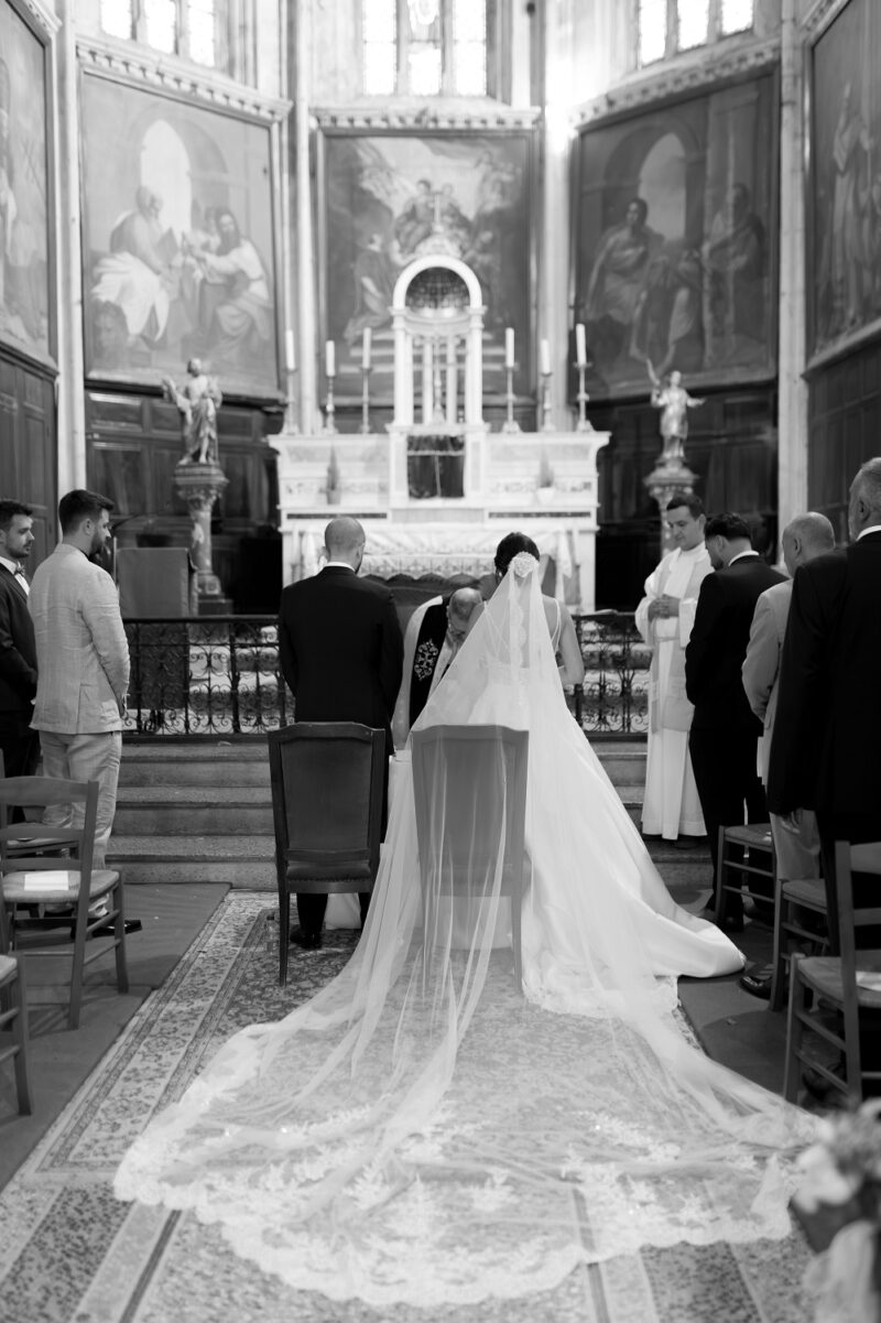 Couple de mariés devant l'autel à l'église pendant la messe nuptiale Couple de mariés devant l'autel à l'église - Raja Agency