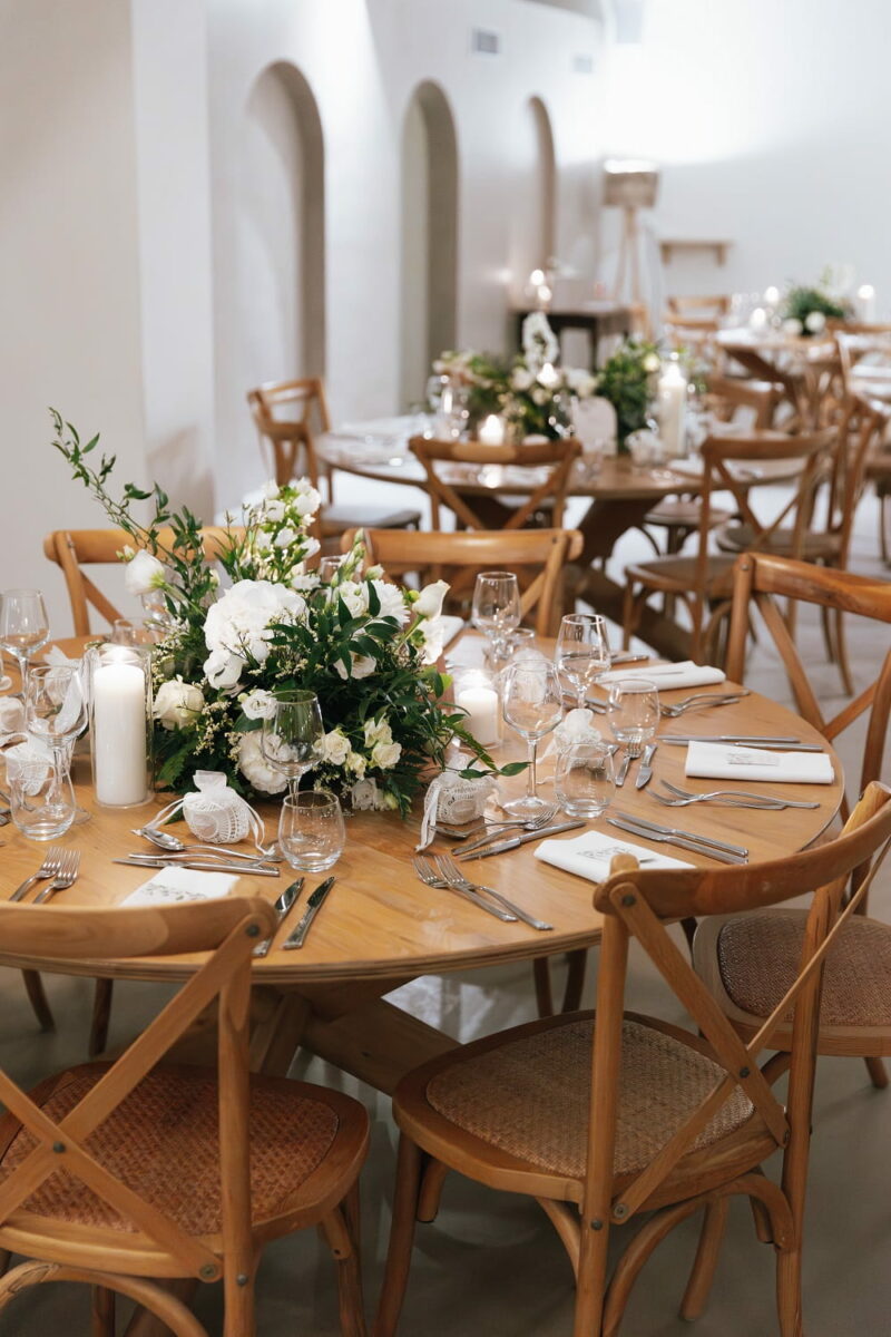 Centres de table en fleurs blanches et feuillages verts pour un mariage Centres de table fleuris pour mariage - Raja Agency