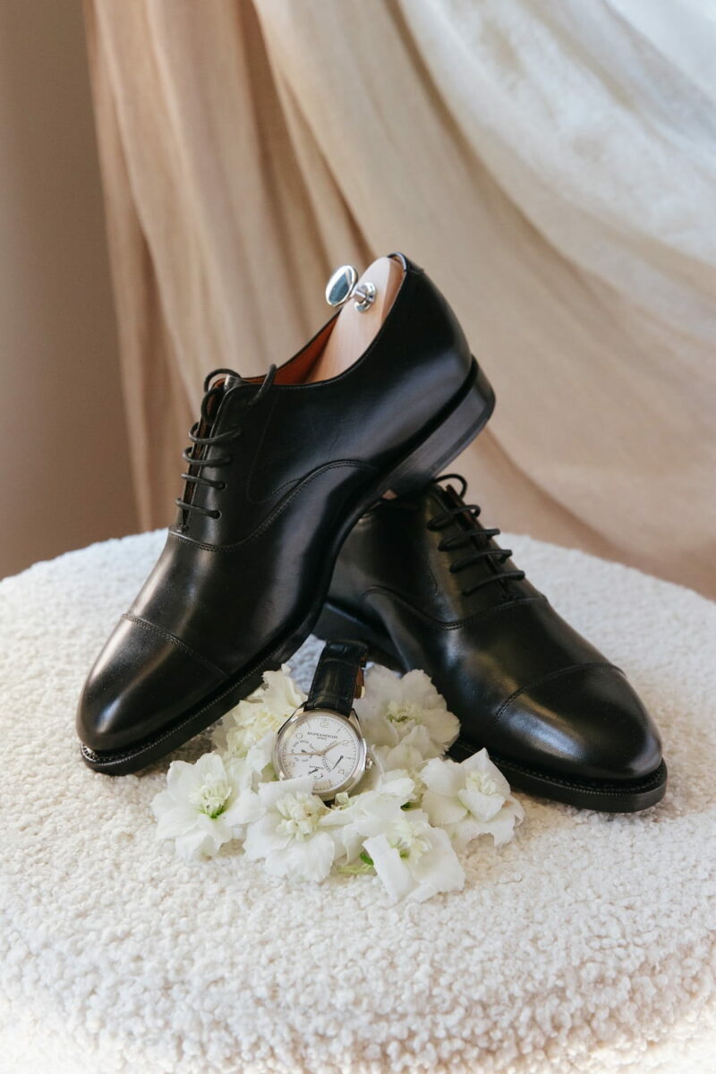Chaussures de marié avec une montre et des fleurs, sur un tabouret Chaussures de marié avec une montre - Raja Agency