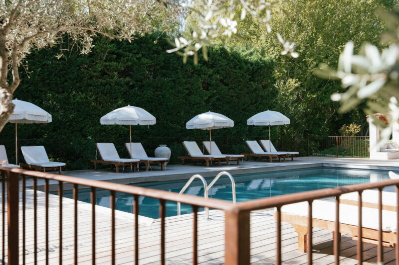 Piscine en Provence avec chaises longues et parasols blancs, un matin de mariage Piscine en Provence avec chaises longues et parasols - Raja Agency