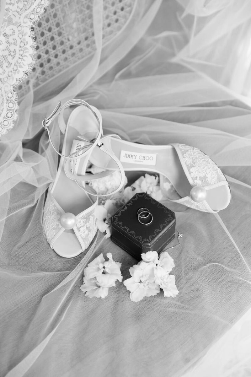 Jimmy Choo de mariée sur un voile avec un écrin et des alliances Jimmy Choo de mariée sur un voile - Raja Agency