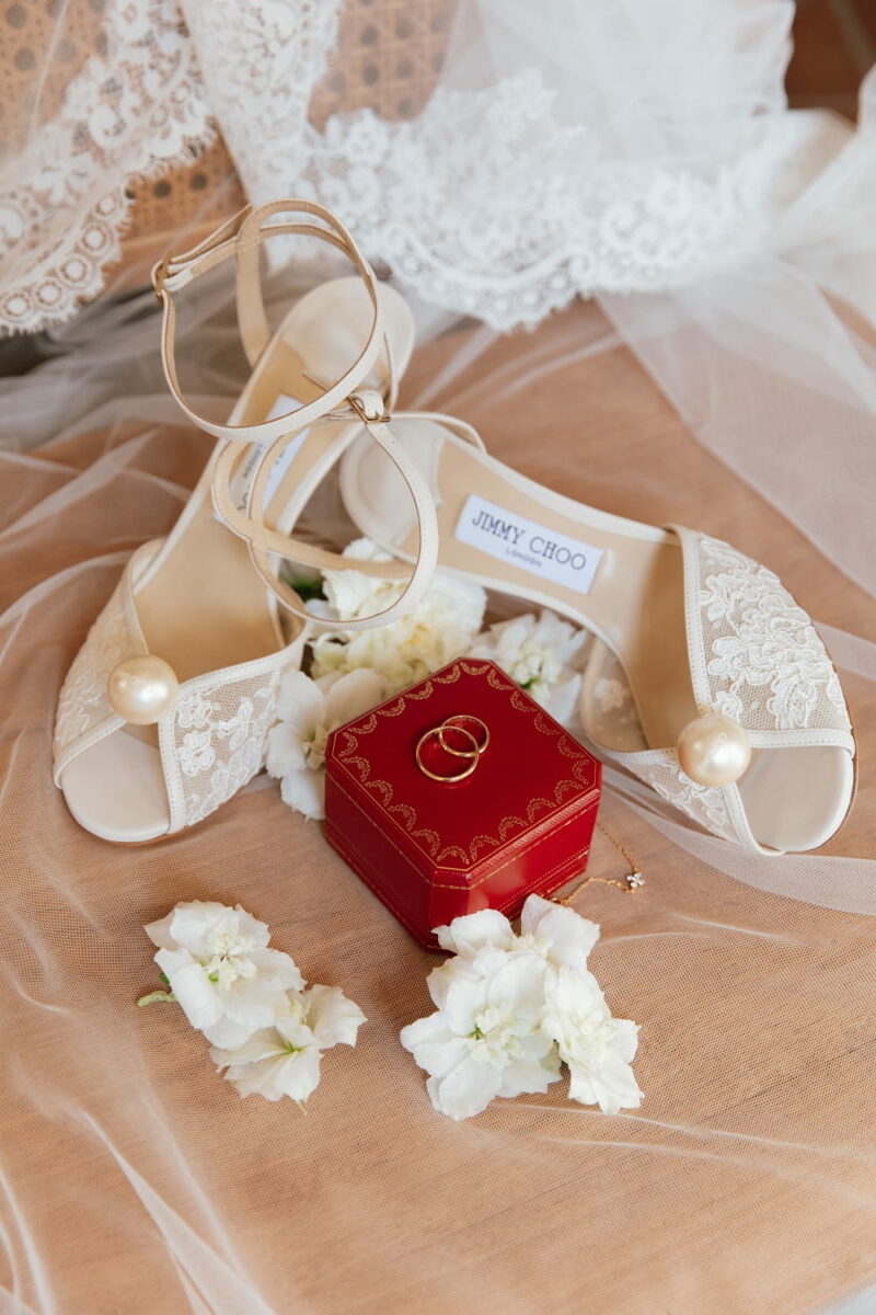 Chaussures de mariée Jimmy Choo avec bijoux de mariée et fleurs Chaussures de mariée Jimmy Choo - Raja Agency